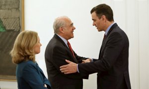 El presidente del Gobierno, Pedro Sánchez (d), y el secretario general de la OCDE, Ángel Gurría (i), en presencia de la vicepresidenta de Economía, Nadia Calviño, se dan la mano durante una reunión mantenida en el Palacio de la Moncloa en Madrid. EFE/POOL