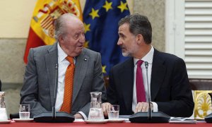 Fotografía de archivo, tomada el 14/05/2019, del rey Felipe VI (d) junto a su padre, el rey emérito Juan Carlos I, durante la reunión del patronato de la Fundación Cotec./EFE