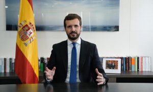 Instantánea facilitada por el Partido Popular de su presidente, Pablo Casado, en su despacho en la sede de Génova 13 junto a una fotografía con el rey Felipe VI.