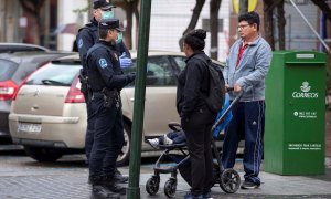 16/03/2020.- Agentes de la policía local de Murcia informan a una familia de que no se puede estar en la calle, debido al estado de alarma decretado por el gobierno, por la crisis del coronavirus, esta tarde en la Ronda de Garay de Murcia. EFE/Marcial Gui