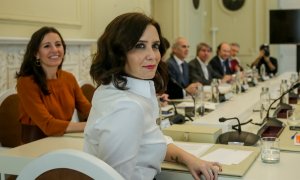 09/03/2020 - La presidenta de la Comunidad de Madrid, Isabel Díaz Ayuso (d), que aparece en la imagen junto con la consejera de Presidencia, María Eugenia Carballedo, durante un Consejo de Gobierno extraordinario. / EUROPA PRESS- RICARDO RUBIO