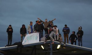 17/03/2020.- Los inmigrantes en situación irregular internos en el Centro de Internamiento de Extranjeros (CIE) de Aluche se amotinan por posibles contagios de coronavirus dadas las malas condiciones higiénicas del centro, hoy lunes en Madrid. El Minister