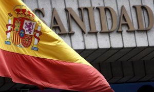 Una bandera española ondea en la fachada del Ministerio de Sanidad. EFE/Kiko Huesca