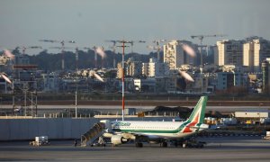 Un avión de Alitalia, en el aeropuerto Ben Gurion de Tel Aviv (Israel). REUTERS/Amir Cohen