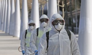 La Unidad Militar de Emergencias, UME, durante su despliege en Santiago de Compostela para patrullar y desinfectar algunas zonas, en una ciudad prácticamente desierta. EFE/Lavandeira jr.