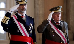 El rey Felipe Vi, y su parte, el rey Juan Carlos I, en posición de saludo en la pascua militar de 2018, en el Palacio Real, de Madrid. AFP/Juanjo Martín