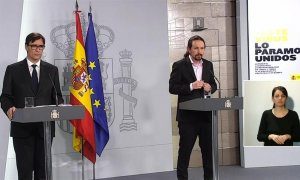 Captura de la señal institucional del Palcio de la Moncloa.- El vicepresidente de Asuntos Sociales y Agenda 2030, Pablo Iglesias (d), este jueves durante la rueda de prensa en el Palacio de la Moncloa, en la que ha comparecido junto al ministro de Sanida