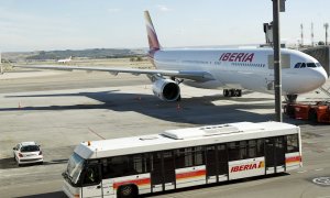 Avión de Iberia, en la T4 del aeropuerto de Barajas. EFE/J.J.Guillen