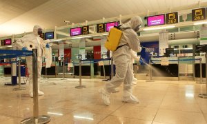 19/03/2020.- Efectivos de la Unidad Militar de Emergencias (UME) llevan a cabo labores de desinfección para luchar contra el coronavirus. EFE/Enric Fontcuberta