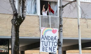 Una pancarta con un mensaje optimista en Roma | EFE/EPA/GIUSEPPE LAMI