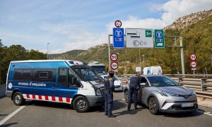 GRAFCAT3288. SITGES (BARCELONA) (ESPAÑA), 20/03/2020.- Los Mossos d'Esquadra realizan un control de vehículos, en el peaje de Sitges , para velar por el cumplimiento del confinamiento, este viernes durante la sexta jornada en estado de alarma por la pande