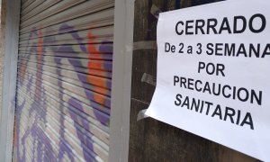 Un cartel avisa del cierre durante el estado de alarma por el coronavirus.