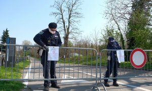 Bloqueo policial por en  Cologno (Milan), uno de los mayores focos de coronavirus en Italia. EFE/SERGIO PONTORIERI