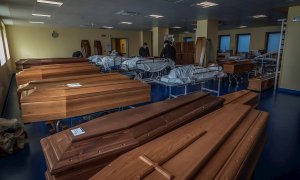 Trabajadores de una funeraria en la ciudad italiana de Bérgamo.- EFE/EPA/FOTOGRAMMA