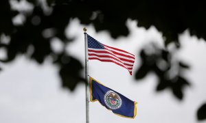 La bandera de EEUU sobre la enseña de la Reserva Federal (Fed) en lo alto de la sede del banco central estadounidense en Washington. REUTERS/Chris Wattie