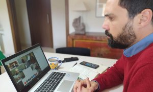 Primer pla de perfil del president del Parlament, Roger Torrent, reunit amb la Mesa per videoconferència