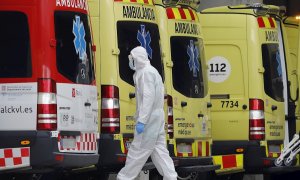 Un sanitario en la entrada de Urgencias del Hospital de Bellvitge, en Barcelona | EFE