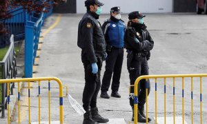 Miembros de la policía a las puertas de la morgue que ha sido instalada en el Palacio de Hielo, un centro comercial con pista de patinaje, en Madrid este martes. EFE/Chema Moya