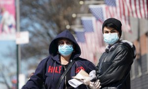 Gente con mascarillas en el Hospital Elmhurst en el distrito de Queens, en Nueva York(EE.UU.) EFE/Bryan R. Smith