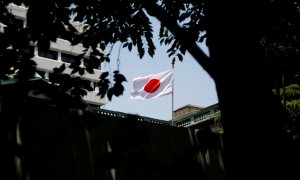 Una bandera japonesa ondea sobre el edificio del Banco de Japón en Tokio. REUTERS/Toru Hanai