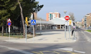 L'estació d'autobusos i de tren d'Igualada, buida de vehicles i passatgers pel confinament de la ciutat. EVA BLECHOVÁ / ACN