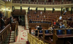 25/03/2020.- La presidenta del Congreso, Meritxell Batet (i), ha interrumpido brevemente el pleno del Congreso de este miércoles para que los diputados aplaudan también el trabajo y la entrega de los profesionales sanitarios. Además de la convalidación de