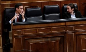 El presidente del Gobierno, Pedro Sánchez, y el vicepresidente de Derechos Sociales Pablo Iglesias, durante el pleno del Congreso que debate la prórroga del estado de alarma. EFE/Mariscal POOL