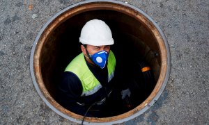 Un trabajador de mantenimiento de redes telefónicas trabaja en el subsuelo de la Gran Vía de Hospitalet (Barcelona). EFE/Alejandro García