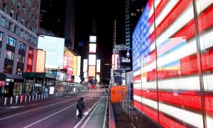 Una persona camina cerca de Times Square, en Nueva York, que estos días presenta un aspecto desolador y vacío. /EFE