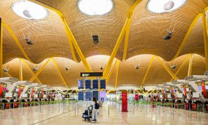 Una turista observa los paneles de la Terminal 4 del Aeropuerto Adolfo Suárez-Madrid Barajas. E.P./Ricardo Rubio