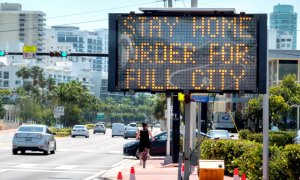 Un cartel luminoso avisa a los ciudadanos de que deben quedarse en sus casas en la ciudad de Miami (EEUU). /EFE