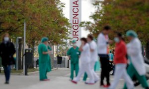 GRAFCVA3490. VALENCIA, 26/03/2020.-Trabajadores sanitarios del hospital La Fé de Valencia, en un momento de descanso, hoy duodécimo día del estado de alarma decretado por el Gobierno.EFE/ Kai Försterling