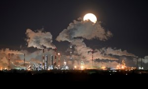 La luna llena se eleva sobre la refinería de petróleo de Gazprom Neft en Omsk, Rusia. REUTERS / Alexey Malgavko