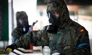 Efectivos del Ejército han desinfectado este sábado la estación de tren de Irun (Gipuzkoa), en la decimocuarta jornada de alerta sanitaria por el coronavirus COVID-19. EFE/Javier Etxezarreta