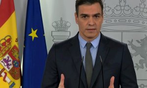 Pedro Sánchez durant la compareixença d'aquest dissabte en què ha anunciat el confinament total. EFE