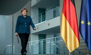 La canciller alemana, Angela Merkel, se dirige a una comparecencia ante los medios en la Cancillería en Berlín, el pasado domingo. REUTERS/ Michel Kappeler/Pool