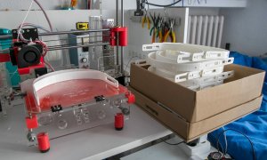 Una impresora 3D imprime armazones para máscaras destinadas a los hospitales. "Coronavirus Makers", la red de voluntarios que utiliza la tecnología 3D para ayudar a hacer frente al coronavirus, es una red donde más de 1.400 personas idean, mejoran y fabri