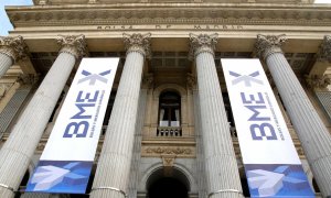 Vista del exterior de la Bolsa de Madrid, con carteles de Bolsas y Mercados Españoles (BME). EFE