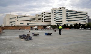 Obres de construcció d'un hospital de campanya davant de l'Hospital de La Fe de València. EFE / MANUEL BRUQUE.