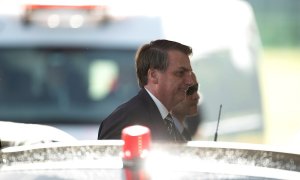 El presidente de Brasil, Jair Bolsonaro, sale del Palacio do Alvorada, en la ciudad de Brasilia (Brasil). EFE/Joédson Alves