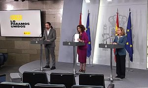 Captura de la señal institucional del Palacio de la Moncloa de la vicepresidenta de Asuntos Económicos y Transformación Digital, Nadia Calviño (d), la portavoz del gobierno y ministra de Hacienda, María Jesús Montero (c), y el vicepresidente segundo y min