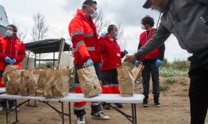 Voluntarios de Cruz Roja reparten packs de comida en zonas chabolistas de Valencia en colaboración con el ayuntamiento. | Ajuntament de València