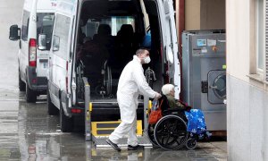 01/04/2020.- Trabajadores de la residencia Vitalia en Leganés, una de las varias residencias privadas de personas mayores que serán dirigidas por funcionarios, trasladan a una anciana no contagiada por coronavirus, este miércoles. La Consejería de Polític