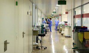 Professionals sanitaris en un dels passadissos d'Unitats de Cures Intensives (UCI) que atenen pacients amb Covid-19 a l'Hospital de Bellvitge/ ACN Laura Fíguls