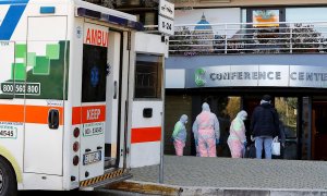 Personal sanitario junto al hotel Courtyard, en Roma, habilitado para alojar a pacientes. - EFE