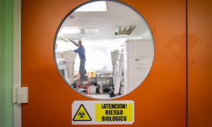 Puertas de una sala donde se experimenta con patógenos que conllevan riesgo biológico en el CNB. En este laboratorio se avanza en el desarrollo de una vacuna contra el SARS-Cov-2. / SINC