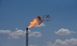 Una llamarada quema el exceso de gas de una planta de gas en el área de producción de petróleo de la cuenca del Pérmico cerca de Wink, Texas, Estados Unidos (REUTERS)