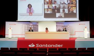 La presidenta del Banco Santander, Ana Botín, el consejero delegado, José Antonio Álvarez, y el secretario general, Jaime Pérez Renovales, durante la junta general de accionistas de la entidad, la primera que se celebra de forma totalmente telemática y es