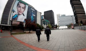 Dos policías patrullan en las inmediaciones del Corte Inglés de Nuevos Ministerios en Madrid. EFE/Mariscal