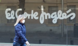 Una mujer pasa al lado de uno de los centros del Corte Inglés de Madrid. E.P./Marta Fernández